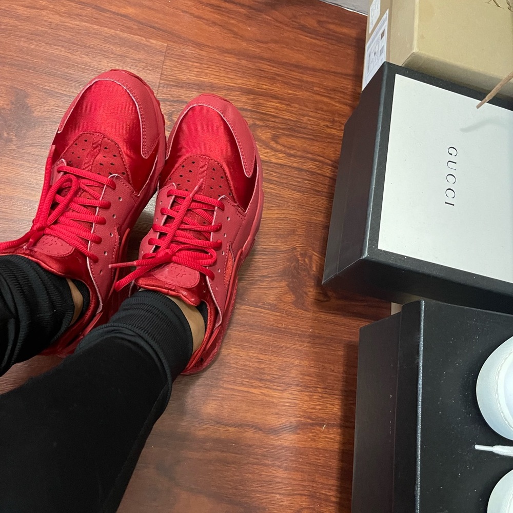 Beautiful red huarache Nike sneakers size USA 10